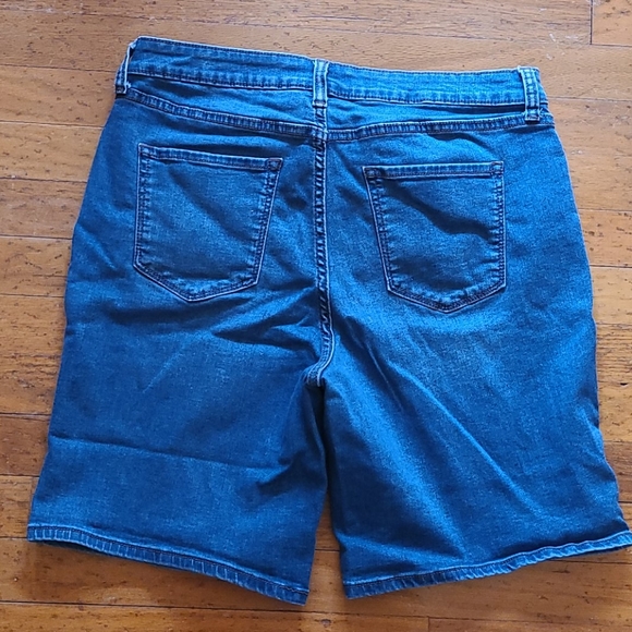 Croft & Barrow Size 14 Stretch blue jean shorts - Picture 2 of 3
